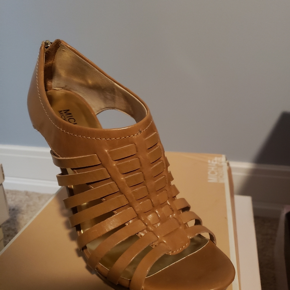 Michael Kors 9M Dark Camel heels